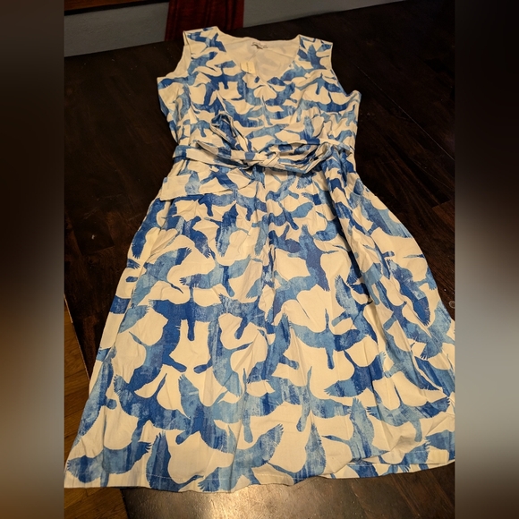 L.L. Bean Dresses & Skirts - LL Bean Signature Dress w/ Belt.  Women's 16. Side Zip, V-Neck, Bird Pattern